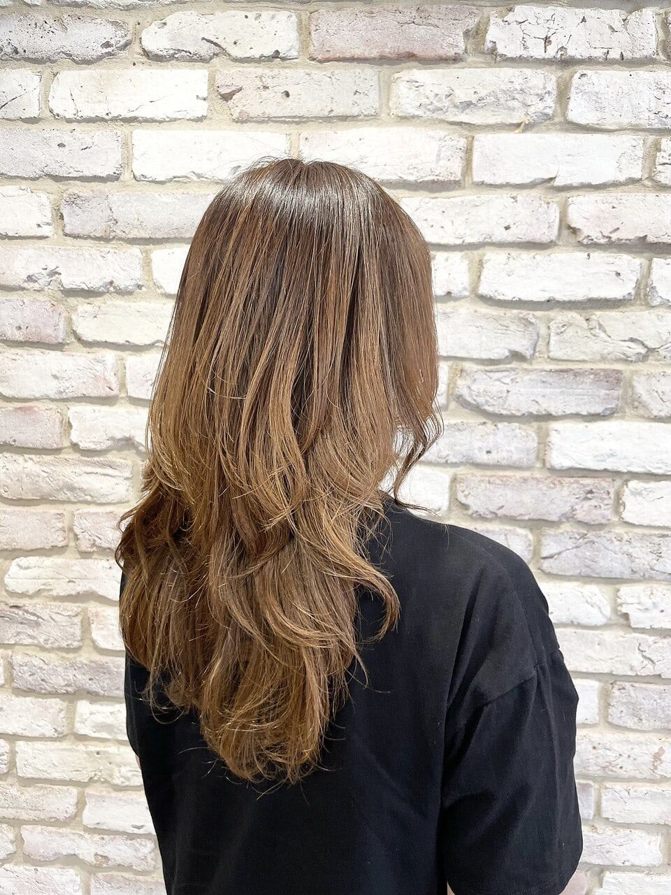 Kraemer Paris TOKYOのスタイリストが仕上げた、毛先に向かって明るくなるバレイヤージュカラーのレイヤースタイル